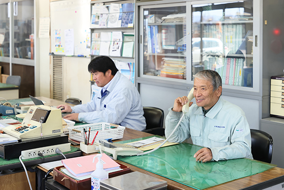 写真：事務所の勤務中風景