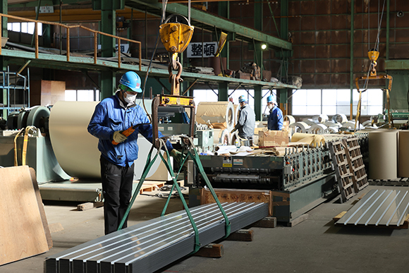 写真：屋根を加工する作業風景