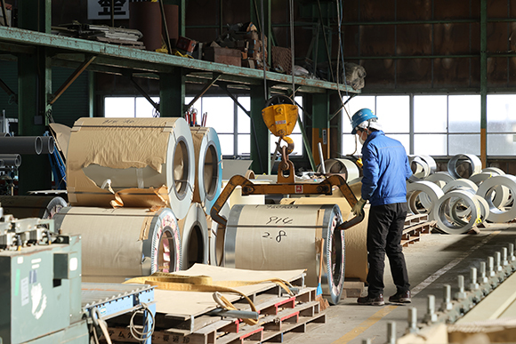 写真：屋根を加工する作業風景