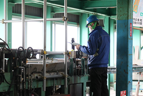 写真：屋根を加工する作業風景