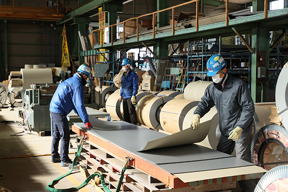 写真：屋根を加工する作業風景