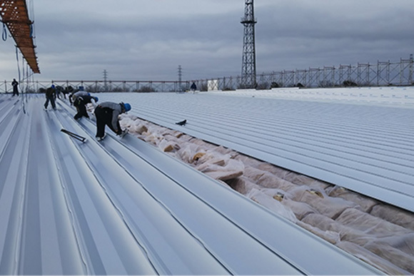 写真：屋根の取り付け工事風景
